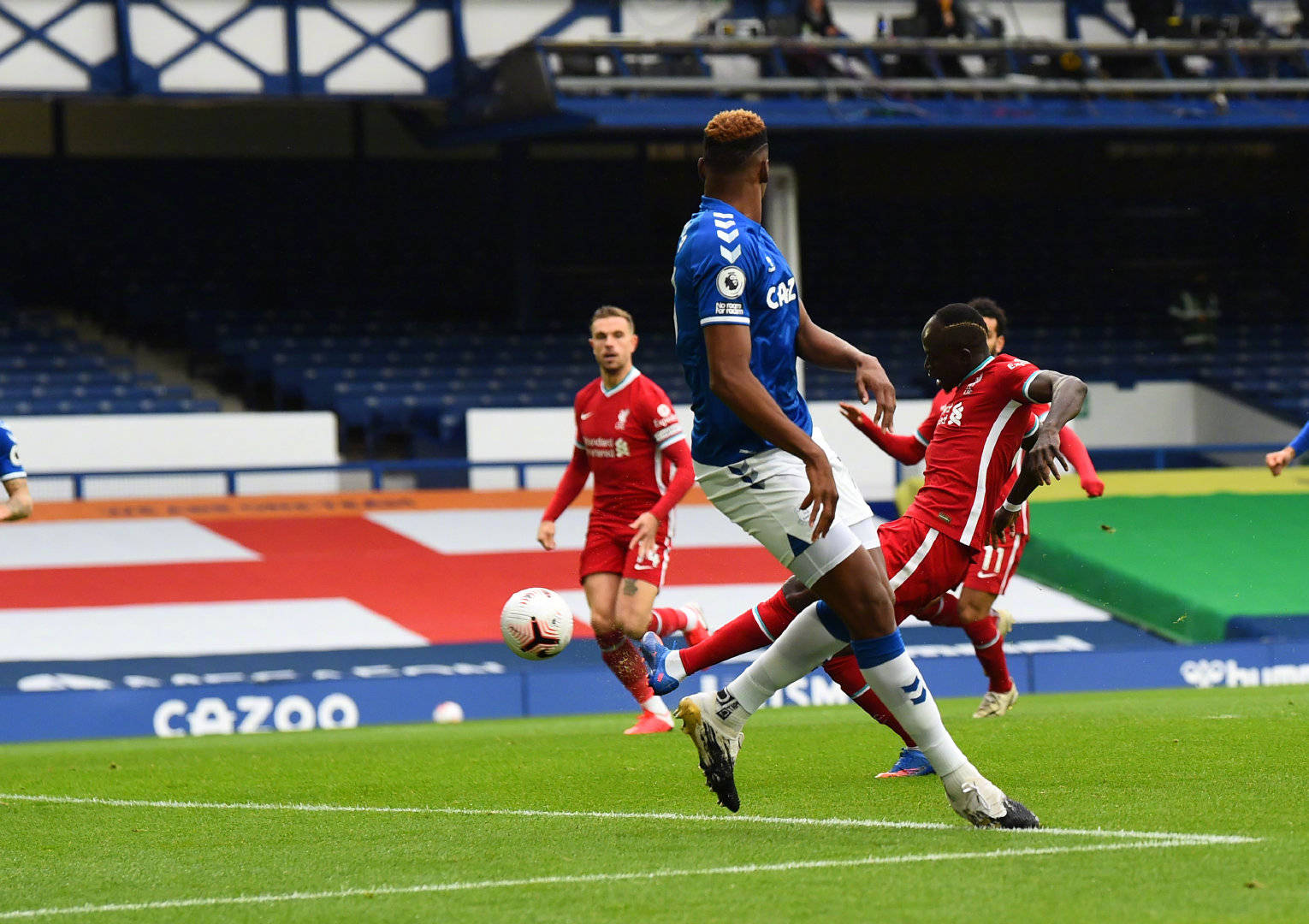 背后是外人 背后是外人